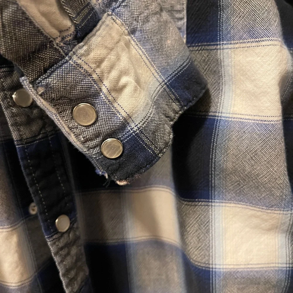 Levi's Men's XL Blue Plaid Snap Button Flannel Shirt Grunge Distressed‎